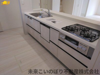 【キッチン】 | Blooming Garden久喜市野久喜3期 | 対面キッチンならつくりたてのお料理をすぐに食卓へ♪配膳しながら調理ができるので調理スペースを広く使用でき、作業効率も上がります♪