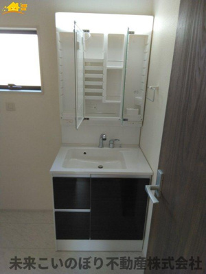 【独立洗面台】 | Livele Garden.S蓮田市椿山第7 | 鏡の裏は収納になっています。
スッキリ収納ができます！