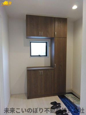 【玄関】 | Livele Garden.S蓮田市椿山第7 | 内側から見た玄関はとても開放感があり、気持ちよくお出かけができます。
収納もしっかりあるので家族の靴をきちんと片づけておけます。