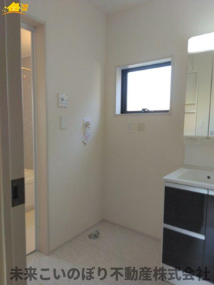 【脱衣所】 | Livele Garden.S蓮田市椿山第7 | 洗面脱衣室には窓があり空気の入れ替えが出来カビの防止対策できますよ。