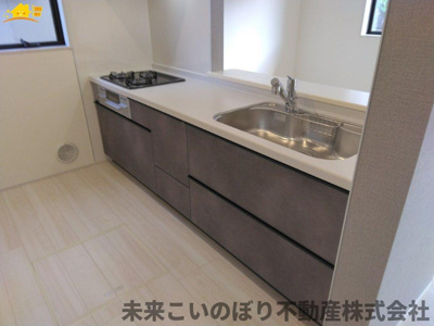 【キッチン】 | Livele Garden.S蓮田市椿山第7 | 対面キッチンならつくりたてのお料理をすぐに食卓へ♪配膳しながら調理ができるので調理スペースを広く使用でき、作業効率も上がります♪