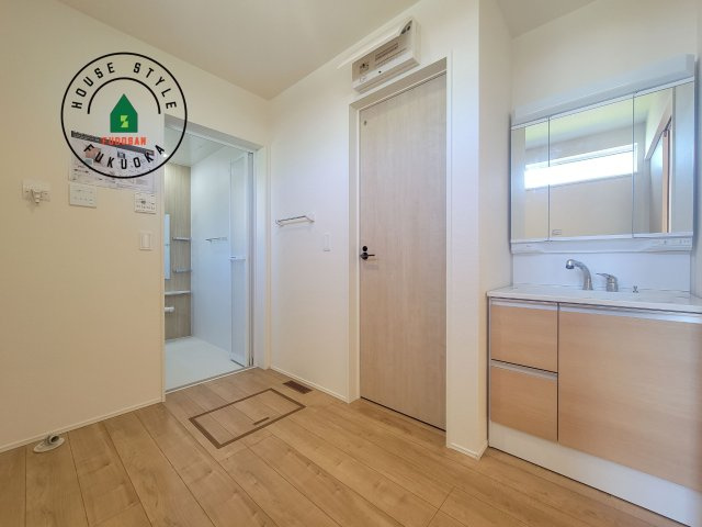 福津市福間駅東2丁目第1-1棟（1号棟）の脱衣所|ゆとりの洗面スペースで朝の身支度もスムーズに。暮らしを快適に変えるシャワー付洗面台です！