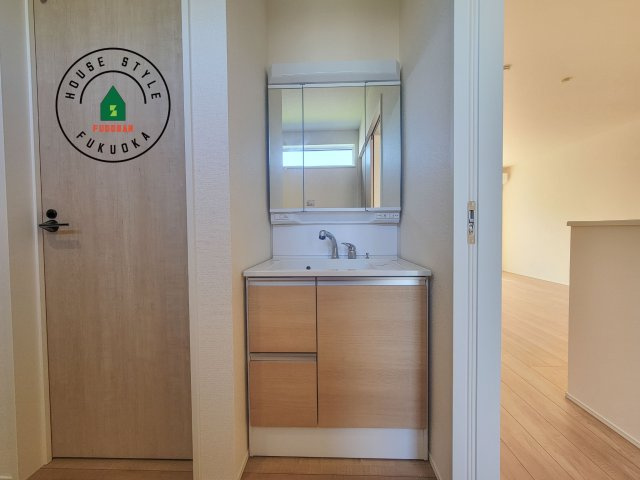 福津市福間駅東2丁目第1-1棟（1号棟）の独立洗面台|毎日使うものだから清潔な空間を保ちたい水回り。洗面にはそんな願いを解消させてくれる収納アイデアが満載です。三面鏡の裏側にはキャビネットが現れ小物から背の高い物まで収納できます。