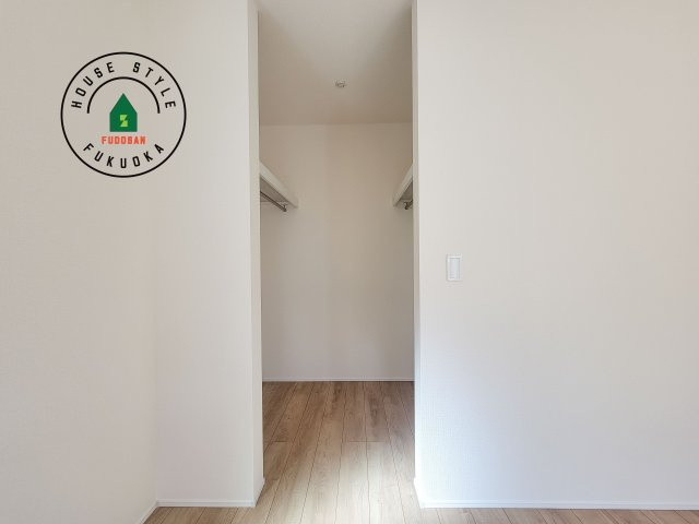 福津市福間駅東2丁目第1-1棟（1号棟）の収納|洋服や大きな荷物が多い方や人数の多いご家族などは、一般的なクローゼットよりもウォークインクローゼットのほうが使い勝手が良いです。