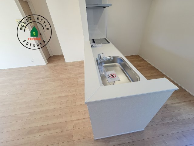 福津市福間駅東2丁目第1-1棟（1号棟）のダイニング|キッチンから立ち込める香りが今日の料理を期待させます。