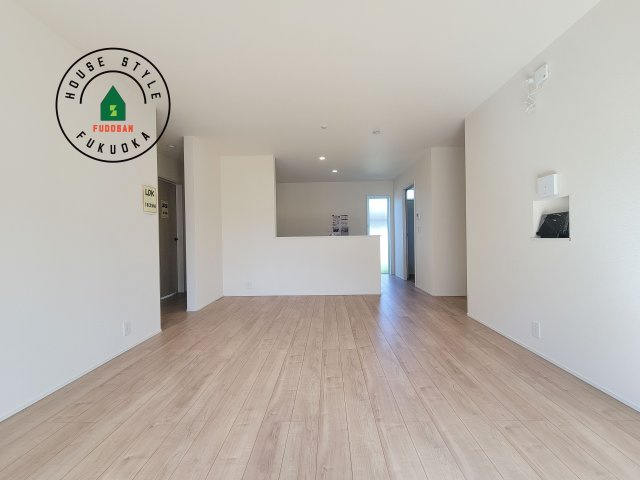 福津市福間駅東2丁目第1-1棟（1号棟）の居間・リビング|キッチンからリビングをしっかり確認できます。家族の笑顔があふれる空間になりそうですね。