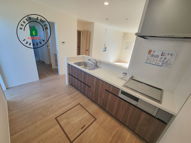 福津市福間駅東2丁目第1-1棟（1号棟）のキッチン|ダイニングテーブルへの配膳がラクラク、お料理はかどるカウンター付きシステムキッチン！