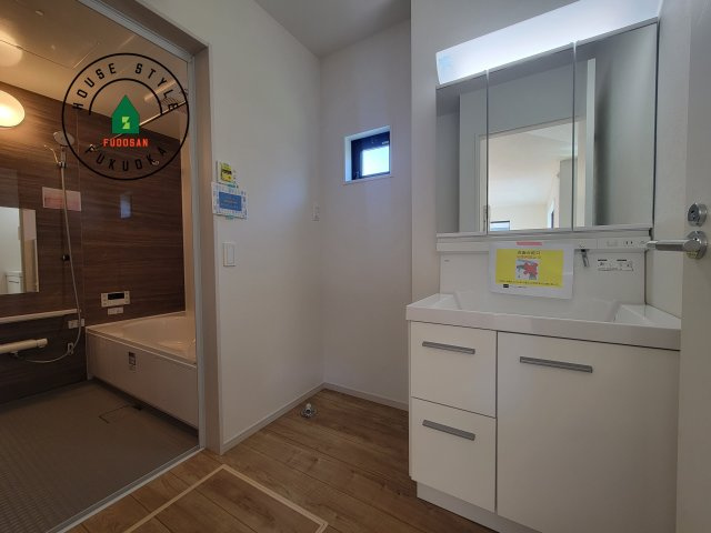 糟屋郡志免町東公園台2丁目第3-1棟（1号棟）　の脱衣所|ゆとりの洗面スペースで朝の身支度もスムーズに。暮らしを快適に変えるシャワー付洗面台です！