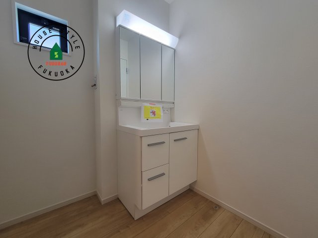 糟屋郡志免町東公園台2丁目第3-1棟（1号棟）　の独立洗面台|毎日使うものだから清潔な空間を保ちたい水回り。洗面にはそんな願いを解消させてくれる収納アイデアが満載です。三面鏡の裏側にはキャビネットが現れ小物から背の高い物まで収納できます。