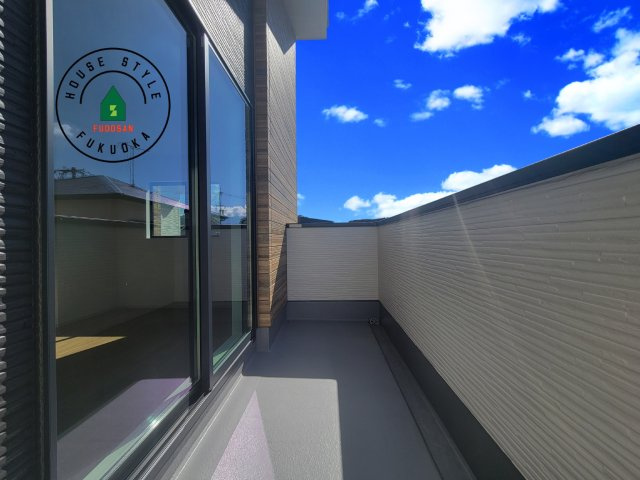 糟屋郡志免町東公園台2丁目第3-1棟（1号棟）　のバルコニー|風をしっかりと感じられるバルコニーでは、毎日が洗濯日和です。広々としているので洗濯も楽しくなるでしょうし、気分転換にバルコニーからの眺めを楽しむのもいいでしょう。