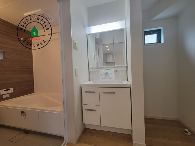 筑紫野市二日市北6丁目第1-2棟（1号棟）　の脱衣所|ゆとりの洗面スペースで朝の身支度もスムーズに。暮らしを快適に変えるシャワー付洗面台です！