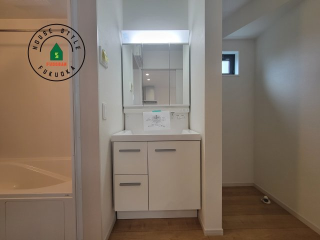 筑紫野市二日市北6丁目第1-2棟（1号棟）　の独立洗面台|毎日使うものだから清潔な空間を保ちたい水回り。洗面にはそんな願いを解消させてくれる収納アイデアが満載です。三面鏡の裏側にはキャビネットが現れ小物から背の高い物まで収納できます。