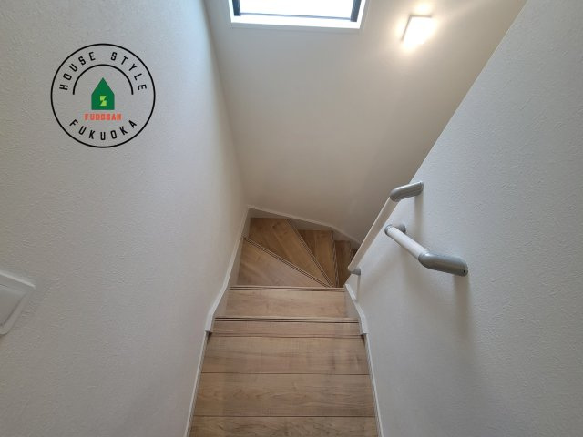 筑紫野市二日市北6丁目第1-2棟（1号棟）　の内装|＜手すり付階段＞手すりがないと階段の昇り降りで危険なことはもちろん、壁に手をつきながら歩くことで壁紙が汚れやすくなります。すべての方に快適に昇り降りしていただくため、手すりを設置しました。
