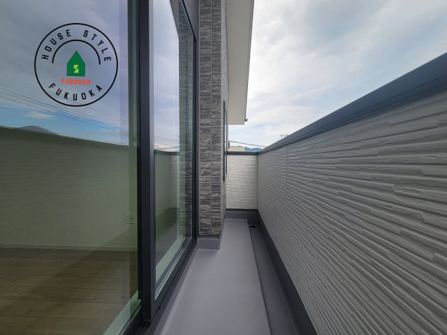 筑紫野市二日市北6丁目第1-2棟（1号棟）　のバルコニー|風をしっかりと感じられるバルコニーでは、毎日が洗濯日和です。広々としているので洗濯も楽しくなるでしょうし、気分転換にバルコニーからの眺めを楽しむのもいいでしょう。