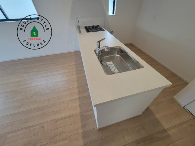 筑紫野市二日市北6丁目第1-2棟（1号棟）　のダイニング|キッチンから立ち込める香りが今日の料理を期待させます。