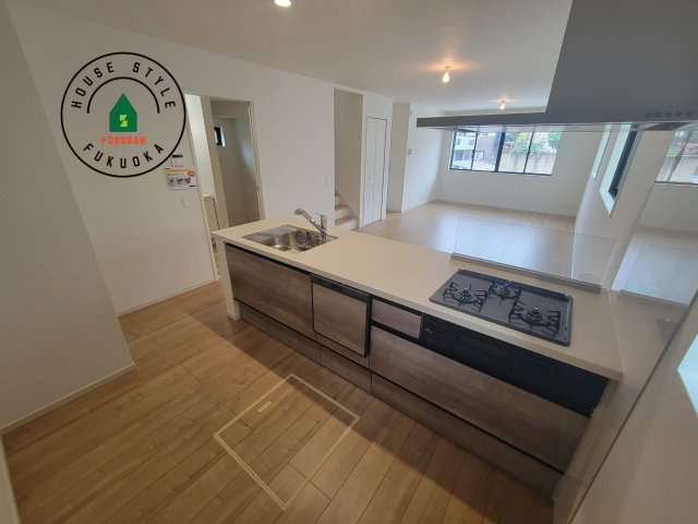 筑紫野市二日市北6丁目第1-2棟（1号棟）　のキッチン|ダイニングテーブルへの配膳がラクラク、お料理はかどるカウンター付きシステムキッチン！