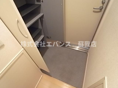 【玄関】 | ヴェルデ神明町 | 収納もある玄関です