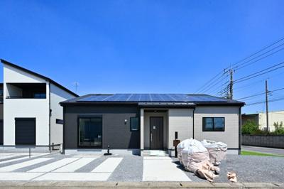 【外観】 | 大泉町吉田2期2棟 グラファーレ 2号棟 | 青空に映える高級感のあるエクステリアです。
ぜひ一度ご見学ください！