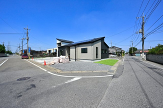 【前面道路含む現地写真】 | 東南角地の開放的な区画で日当たりもバッチリ♪