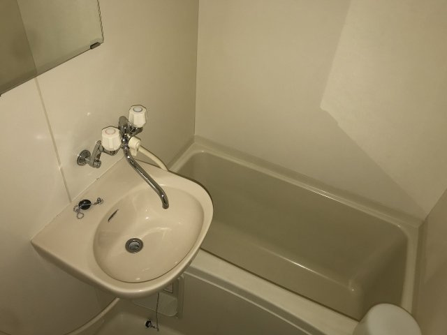 レオパレスフローラの浴室