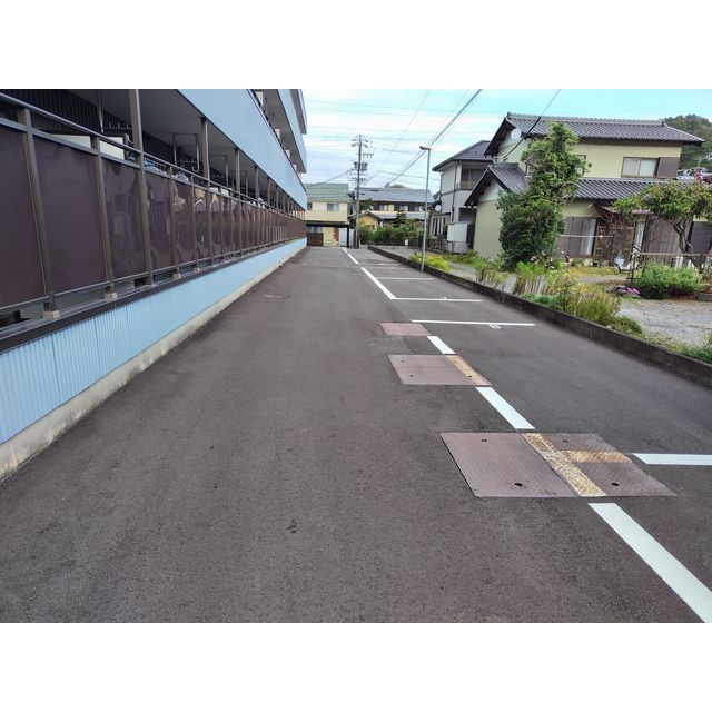 ディスティーノ高富の駐車場