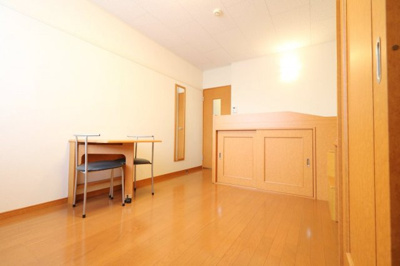 【居間・リビング】 | レオパレス宮司東 | ベッド下に収納スペースあり！荷物が多くても十分に収まります！