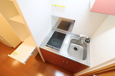 【キッチン】 | レオパレス宮司東 | ２口コンロ付きラジエントヒータ※キッチン棚が多く収納に便利