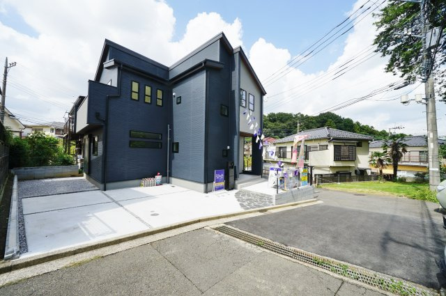 【横浜市旭区中沢1丁目64-12新築戸建て】★仲介手数料無料★（中沢小学校・旭中学校）の前面道路含む現地写真