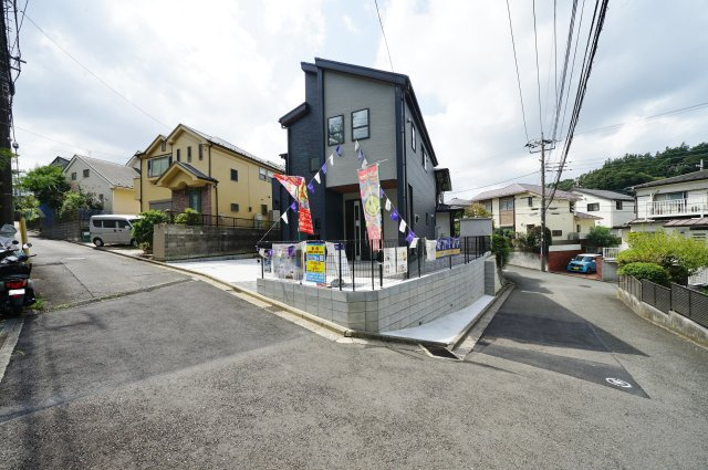 【横浜市旭区中沢1丁目64-12新築戸建て】★仲介手数料無料★（中沢小学校・旭中学校）の前面道路含む現地写真