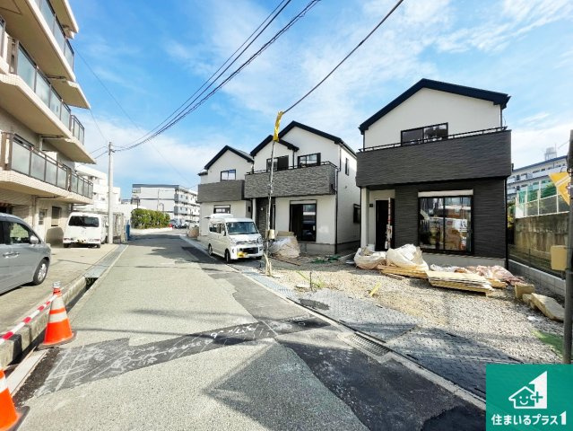 箕面市半町　新築一戸建ての前面道路含む現地写真|周辺は落ち着いた街並みの住宅地！子育てがしやすい住環境です！まだ未完成ですが、現地でしかわからない事もございます。是非一度ご覧ください。