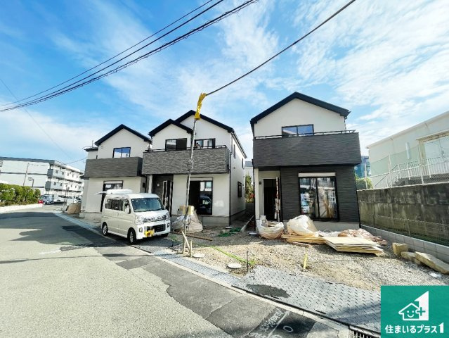 箕面市半町　新築一戸建ての前面道路含む現地写真|周辺は落ち着いた街並みの住宅地！子育てがしやすい住環境です！まだ未完成ですが、現地でしかわからない事もございます。是非一度ご覧ください。