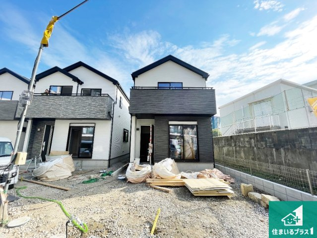 箕面市半町　新築一戸建ての外観|周辺は落ち着いた街並みの住宅地！子育てがしやすい住環境です！まだ未完成ですが、現地でしかわからない事もございます。是非一度ご覧ください。