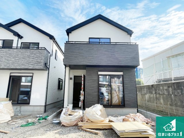 箕面市半町　新築一戸建ての外観|周辺は落ち着いた街並みの住宅地！子育てがしやすい住環境です！まだ未完成ですが、現地でしかわからない事もございます。是非一度ご覧ください。