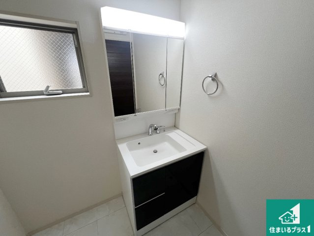 東大阪市大蓮北　新築一戸建ての外観|周辺は落ち着いた街並みの住宅地！子育てがしやすい住環境です！まだ未完成ですが、現地でしかわからない事もございます。是非一度ご覧ください。