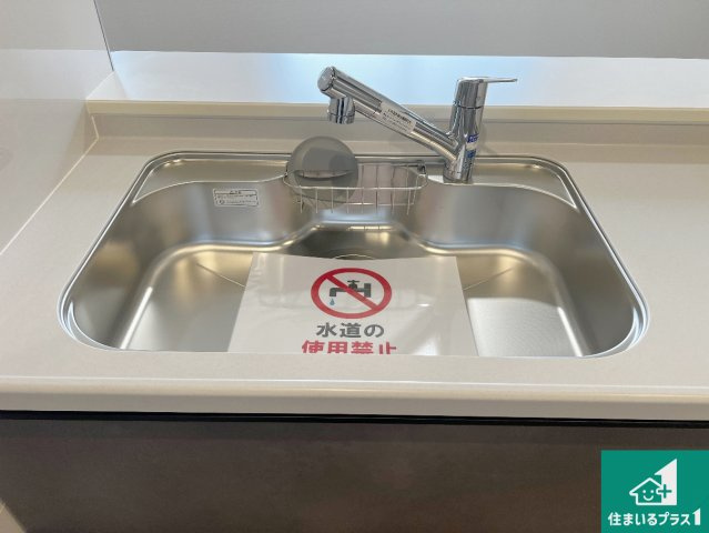 東大阪市大蓮北　新築一戸建ての独立洗面台|清潔感のある洗面台です。フラットな鏡は掃除がしやすく毎日清潔！ホースは引き出して使えるので洗顔やお掃除の際に便利です！