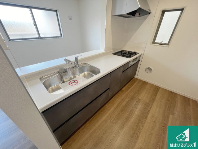 東大阪市大蓮北　新築一戸建ての外観|周辺は落ち着いた街並みの住宅地！子育てがしやすい住環境です！まだ未完成ですが、現地でしかわからない事もございます。是非一度ご覧ください。