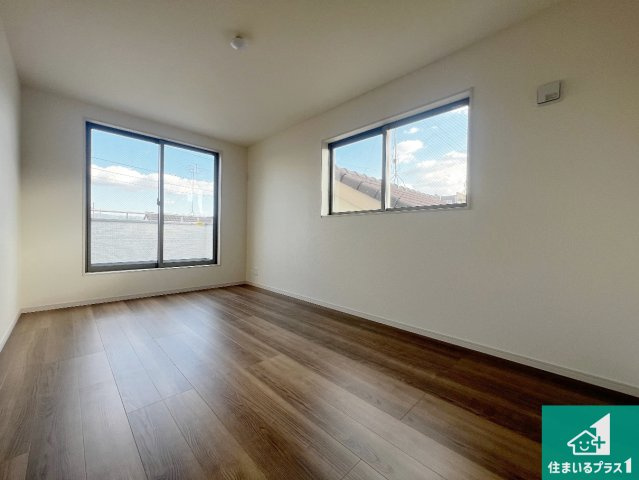 東大阪市大蓮北　新築一戸建ての外観|周辺は落ち着いた街並みの住宅地！子育てがしやすい住環境です！まだ未完成ですが、現地でしかわからない事もございます。是非一度ご覧ください。