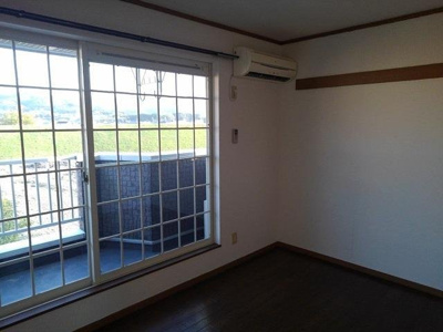 【居間・リビング】 | アルカディアⅢ | こちらのリビングで趣味の時間をお楽しみください