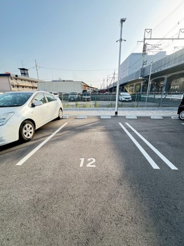 プランドール新町の駐車場