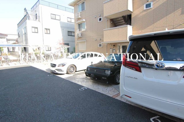 カーサニュアージュの駐車場