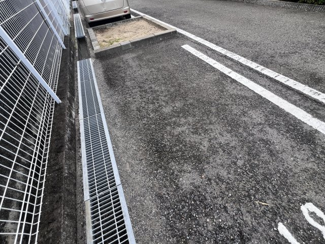 ルナ　パレス　Ａの駐車場