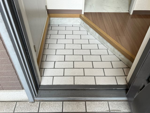 ディアス北新在家Ｂ棟の玄関