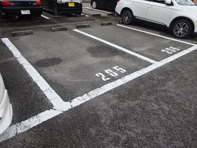 ハイネス本荘の駐車場
