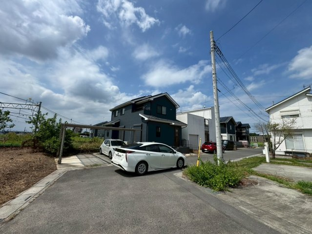 -三丁目不動産-　熊谷市新堀　分譲地の前面道路含む現地写真