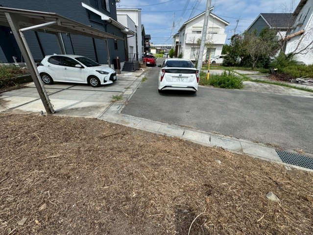 -三丁目不動産-　熊谷市新堀　分譲地の前面道路含む現地写真