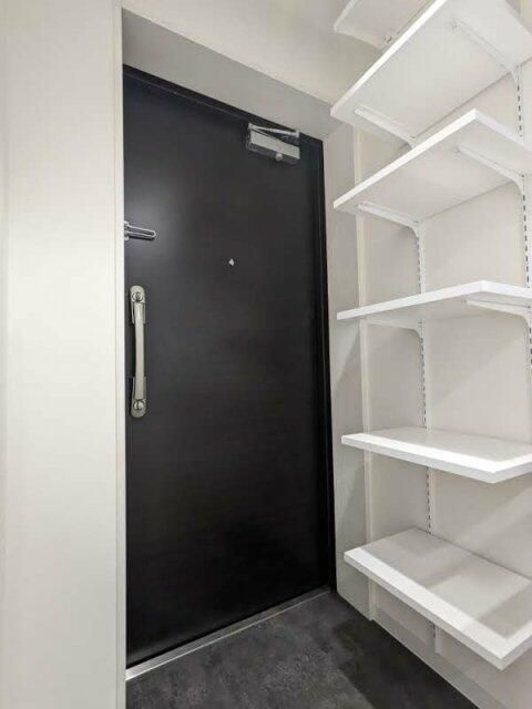 ブランドール坂下三丁目の玄関