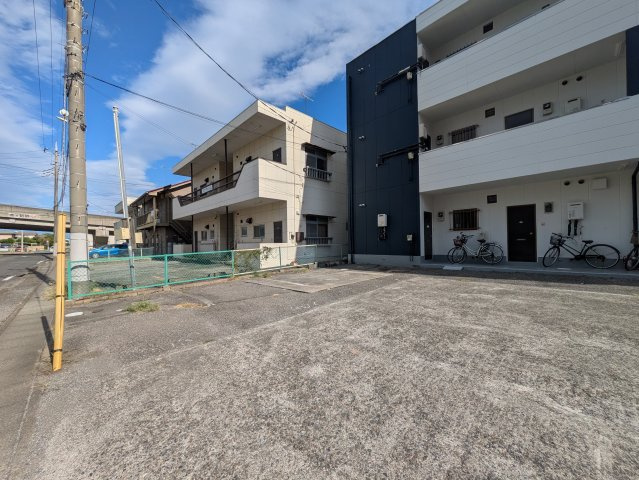 ハイツモンシェリーの駐車場