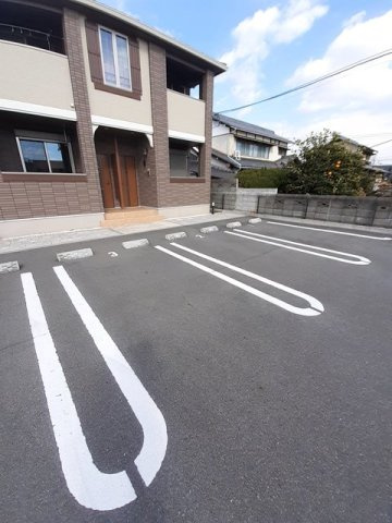 コッティ・ノイの駐車場