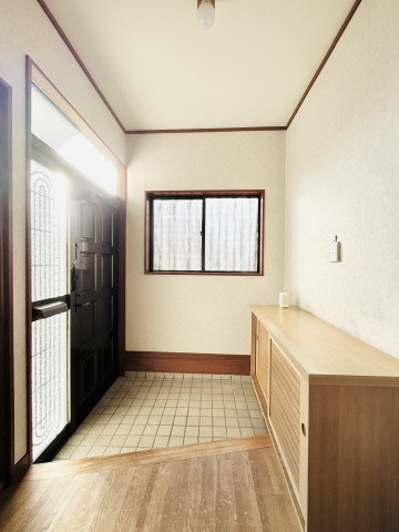 児玉郡上里町大字七本木　中古住宅の玄関
