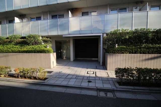 クオリア新宿余丁町のエントランス